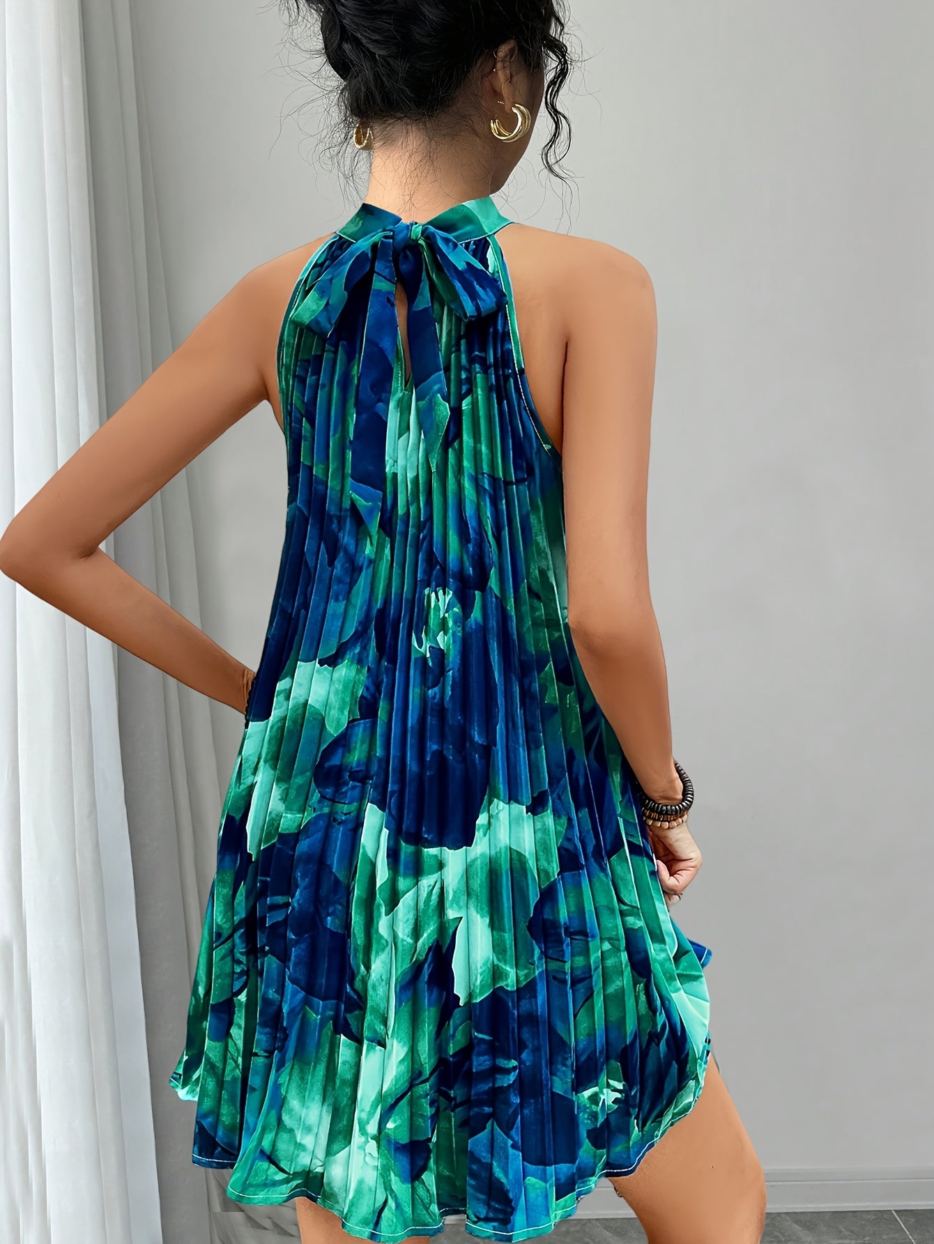 Elegant Sleeveless Loose Pleated Colorblock Halter Neck Dress