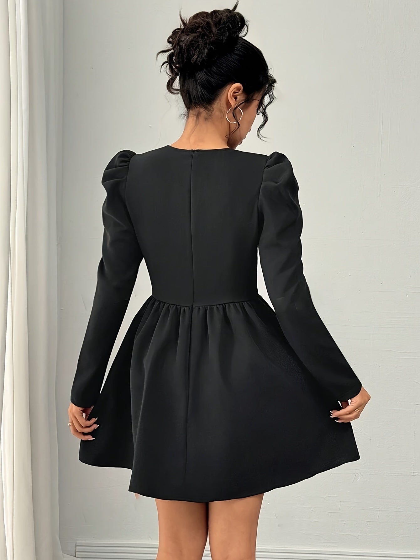 Elegant Women's Timeless Twist – Black Edition