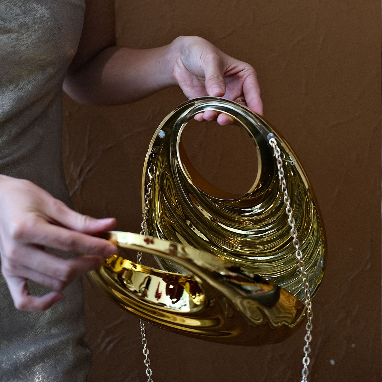 Banquet Shiny Special-shaped Oval Shell, Hand Holding Crossbody Bag