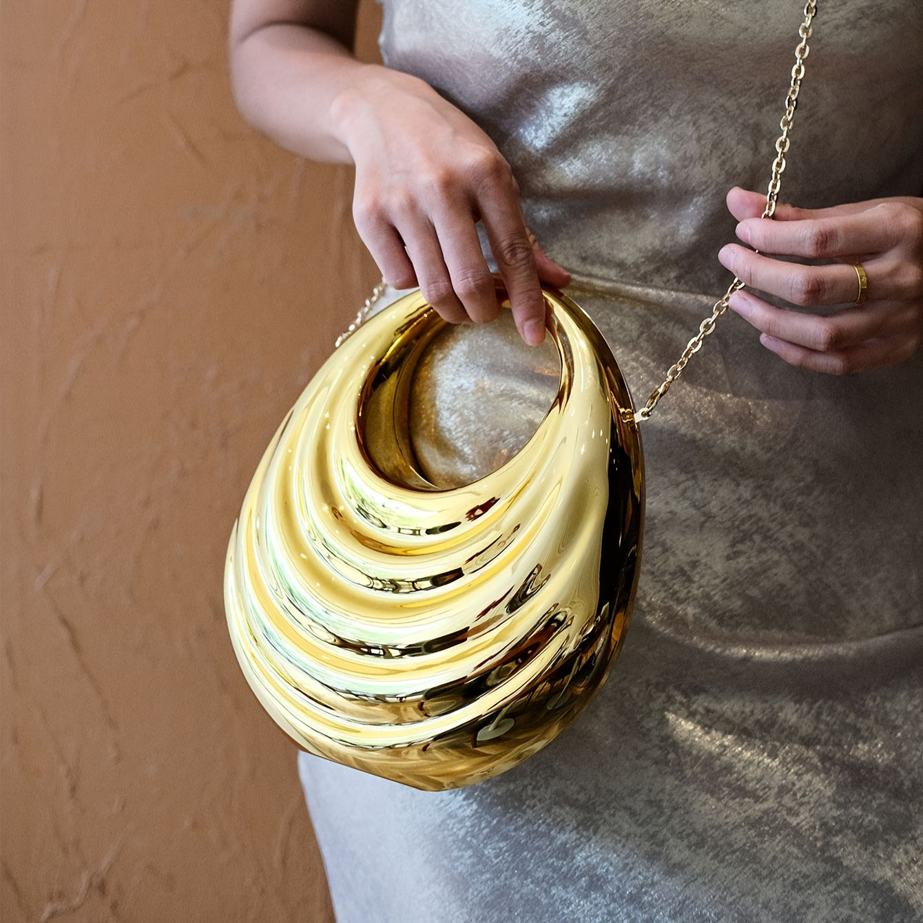 Banquet Shiny Special-shaped Oval Shell, Hand Holding Crossbody Bag